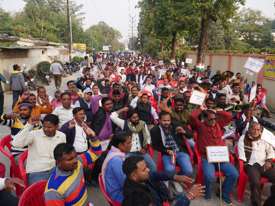 वाराणसी में बिजलीकर्मियों ने ठप किया कामकाज और निकाला मशाल जुलूस, विभाग